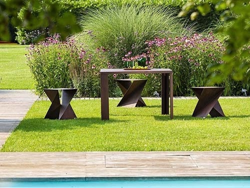 Set Meja Luar Geometris Baja Corten Steel Termasuk Meja Dan Bangku