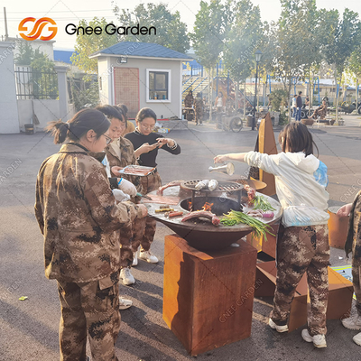 Warna Rusty Outdoor BBQ Grills Arang Perokok Dengan Piring Masak Bulat Diameter 100cm