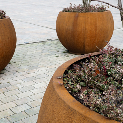 1000mm Raised Sphere Shaped Outdoor Metal Planter Untuk Pusat Perbelanjaan