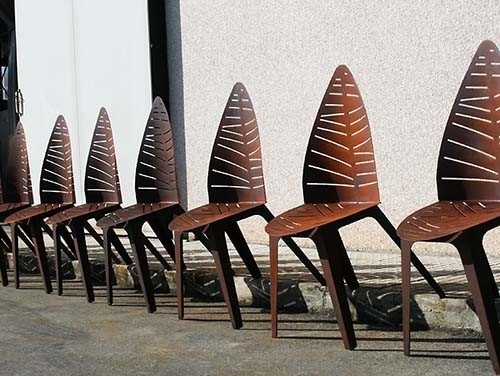 H97 * L52.5 * D60 Cm Outdoor Metal Furniture Steel Garden Chair Dengan Daun Berbentuk Kembali