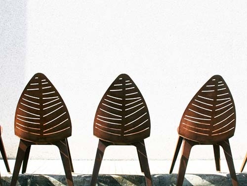 H97 * L52.5 * D60 Cm Outdoor Metal Furniture Steel Garden Chair Dengan Daun Berbentuk Kembali