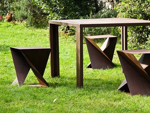 Set Meja Luar Geometris Baja Corten Steel Termasuk Meja Dan Bangku