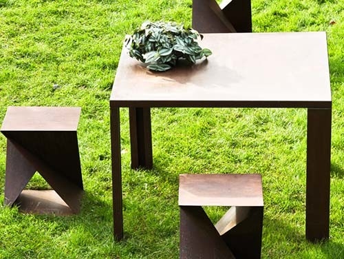 Set Meja Luar Geometris Baja Corten Steel Termasuk Meja Dan Bangku