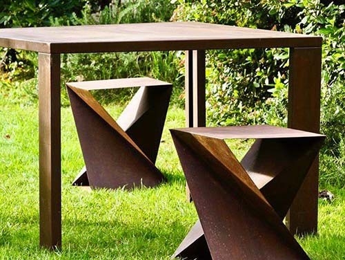 Set Meja Luar Geometris Baja Corten Steel Termasuk Meja Dan Bangku