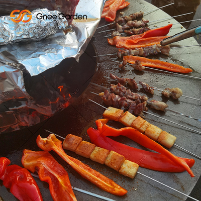 Luar Ruangan BBQ Corten Steel Fire Pit Dengan Penyimpanan Kayu Bakar Halaman Belakang Warna Rusty